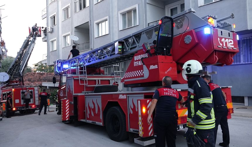 Burdur'da apartmandaki yangında mahsur kalanlar kurtarıldı