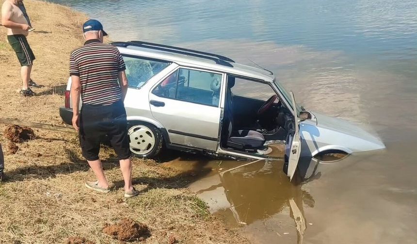 Bursa'da Baraja Gömülen Otomobil, Bağlanan Halatla Çıkarıldı