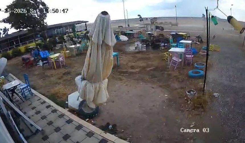 Bursa'da Etkili Olan Lodosta Masa ve Sandalyeler Uçtu
