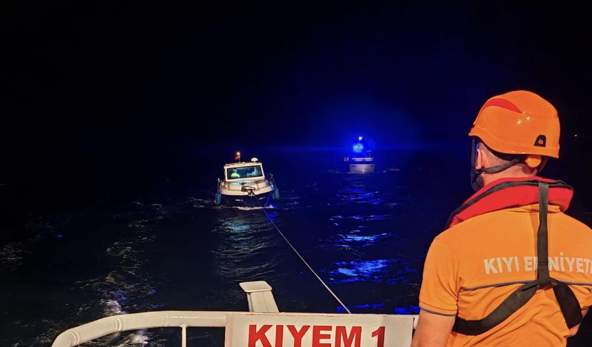 Çanakkale'de sürüklenen tekneyi  'KIYEM-1' kurtardı