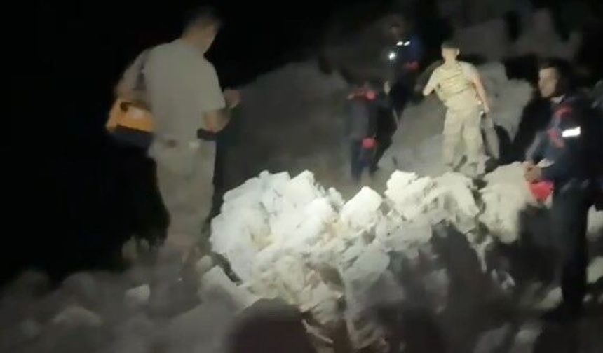 Dağda mahsur kalan 2 mühendis kurtarıldı