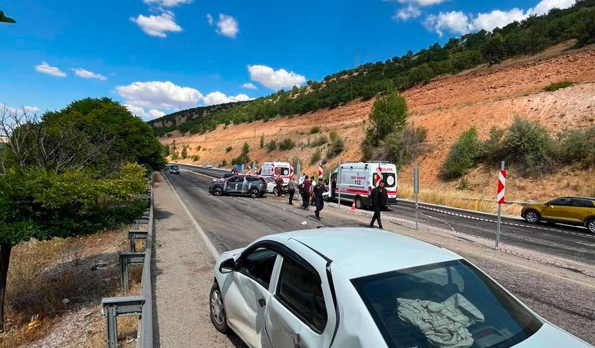 Düğün konvoyunda zincirleme kaza: 4 yaralı