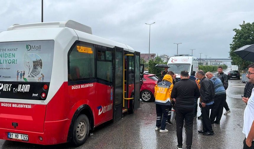 Düzce'de yolcu midibüsü ile otomobil çarpışması sonucu 5 yaralı