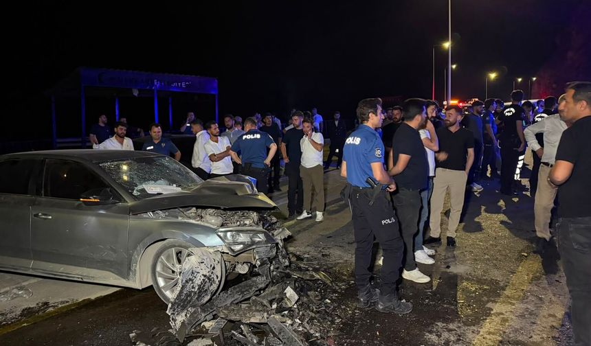 Hakkari'de Otomobiller Çarpıştı