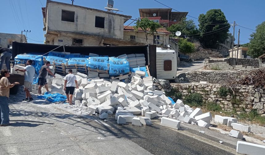 İnşaat malzemesi yüklü kamyonu devrildi