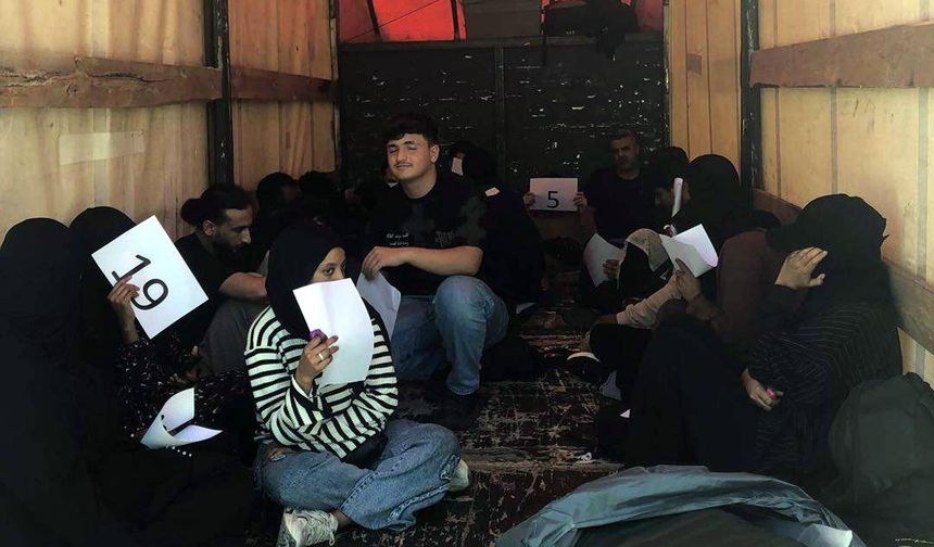 Kamyonetin kasasındaki kaçak göçmenler yakalandı