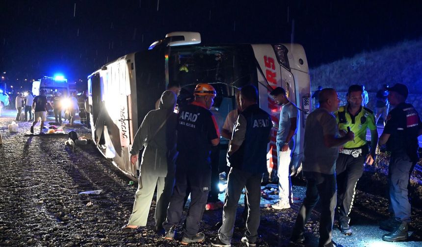 Kırıkkale'de devrilen yolcu otobüsünde 40 kişi yaralandı