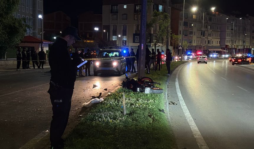 Kontrolden çıkan motosiklet aydınlatma direğine çarptı