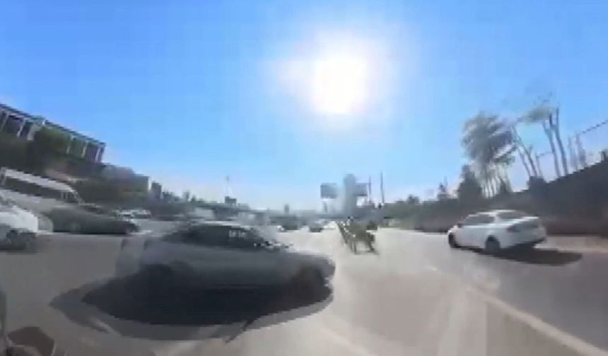 Kontrolsüz şekilde yola giren otomobil motosiklete çarptı