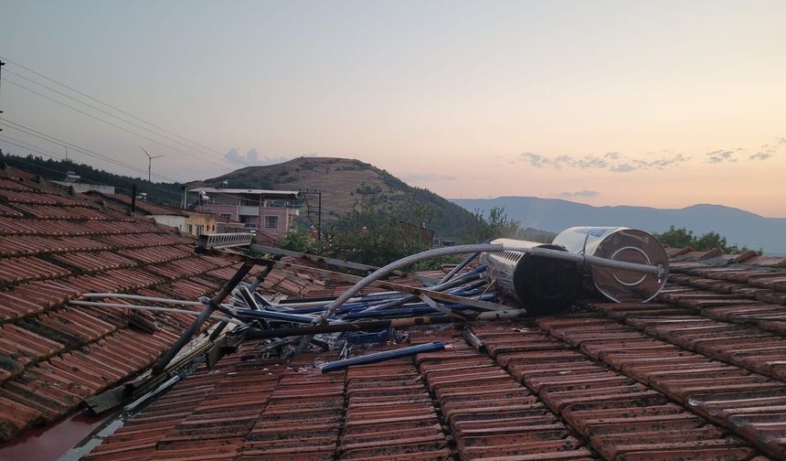 Manisa'da sağanak ve fırtına yaşamı olumsuz etkiledi