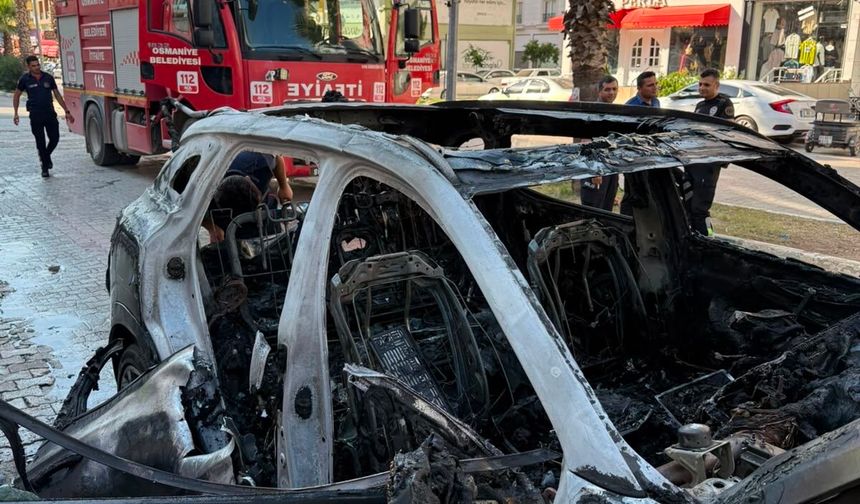 Osmaniye’de seyir halindeki otomobil alev alev yandı