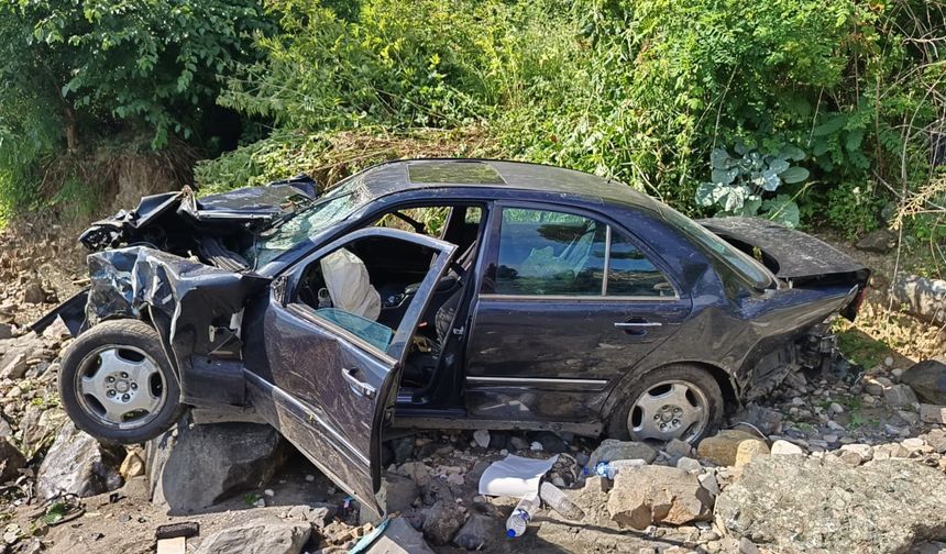 Otomobil, Direğe Çarpıp 30 Metreden Denize Uçtu