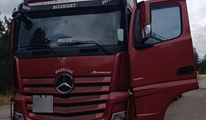 TIR ile çarpışan otomobilde hayatını kaybeden evli çift toprağa verildi
