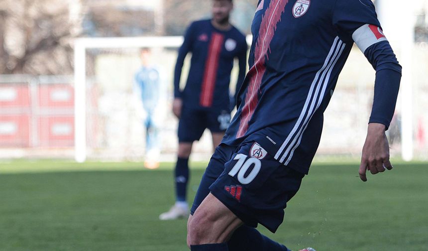 Yılmaz Özeren 37 yaşında futbola veda etti: Kramponlarını oğluna devretti