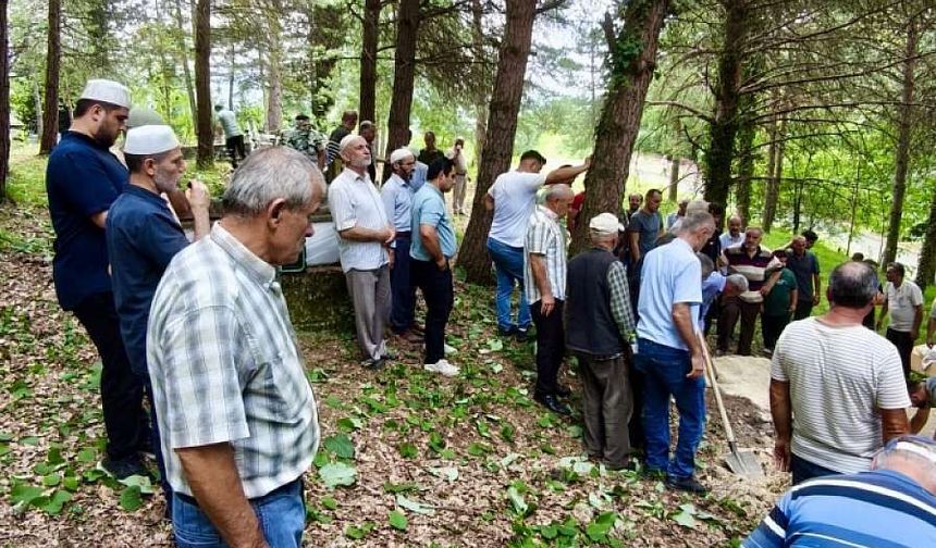 30 yıllık çift aynı gün yaşamını yitirdi