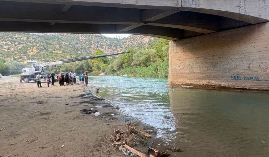 Adıyaman'da otomobil bariyerlere çarptı
