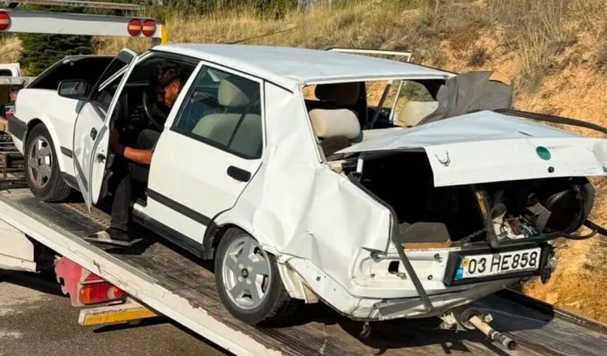 Afyonkarahisar'da otomobiller kafa kafaya çarpıştı