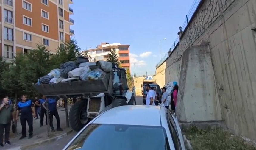 Anne ve oğlunun evinden çıkan çöpler 4 kamyonla taşındı