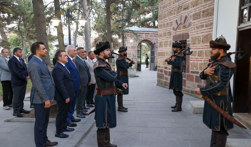 Bakan Bolat, Ertuğrul Gazi Türbesi'ni ziyaret etti