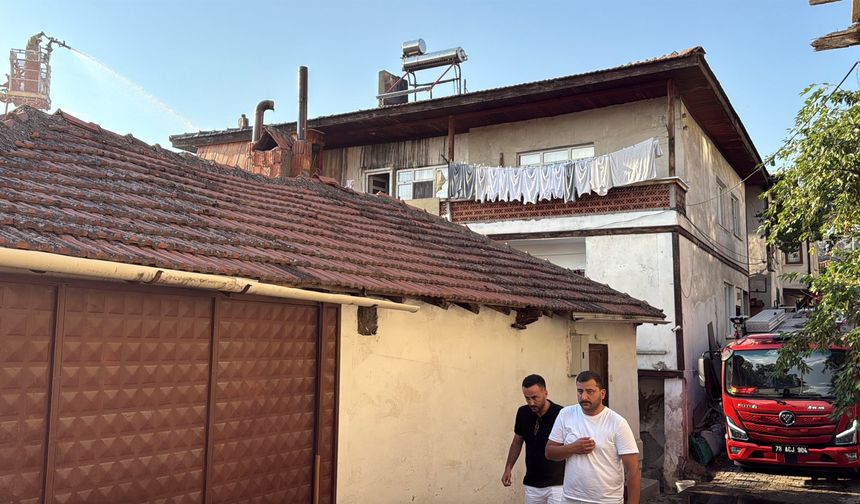 Binanın çatısında korkutan yangın!