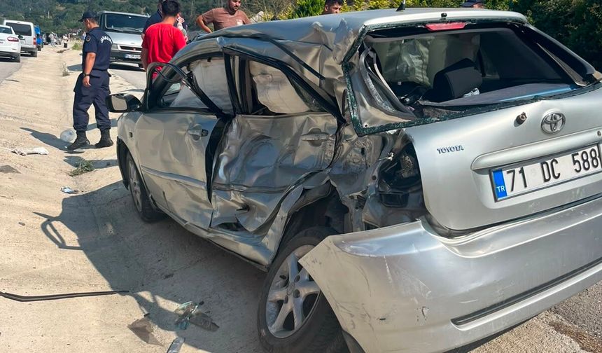 Bolu'da kamyon ve otomobil kavşakta çarpıştı
