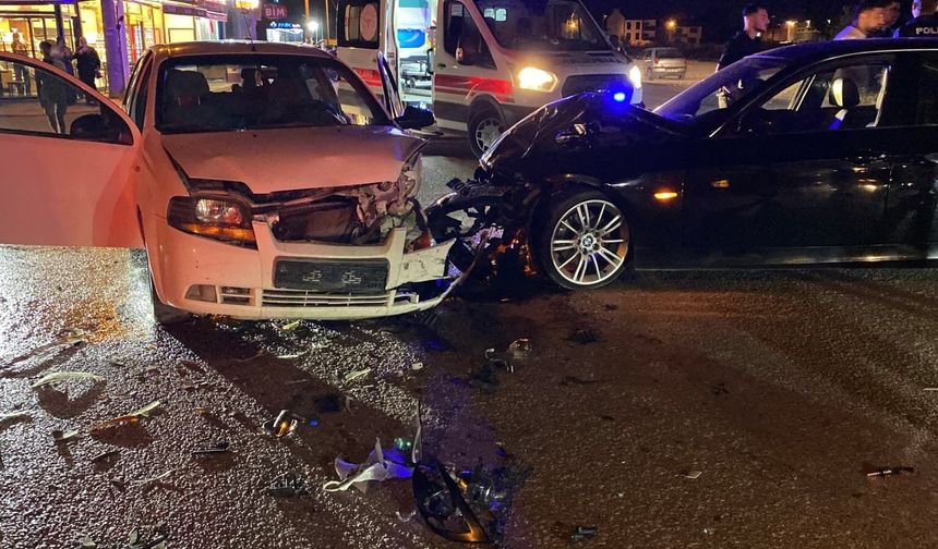 Bursa'da iki otomobil kafa kafaya çarpıştı: 2 yaralı