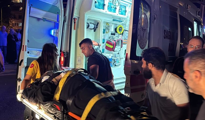 Bursa'da Kavşakta 3 Otomobil Çarpıştı