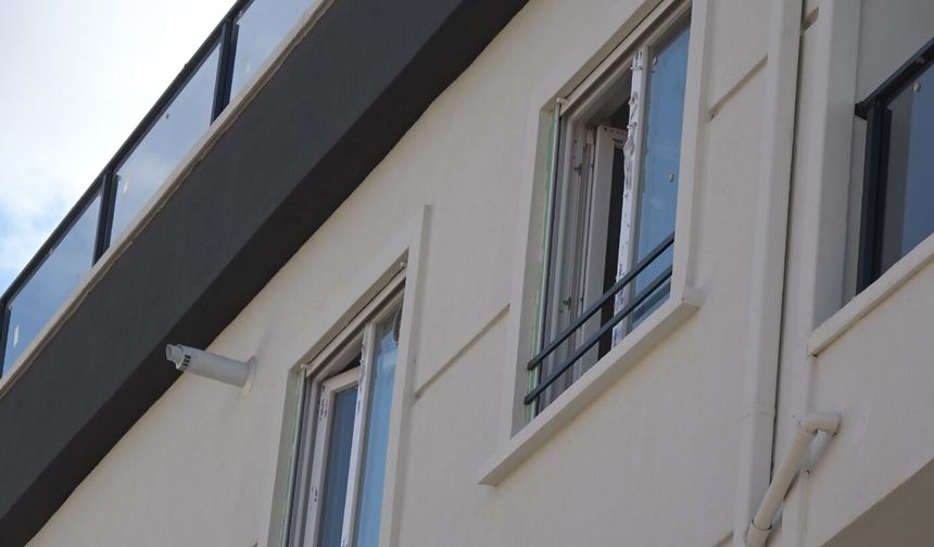 Cam silerken aşağı düşen kadın ağır yaralandı