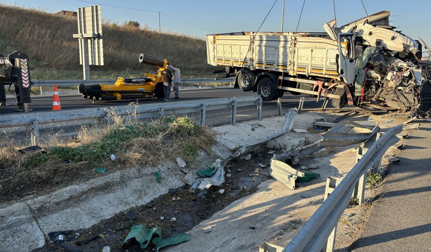 Çanakkale'de kamyon bariyerlere çarptı