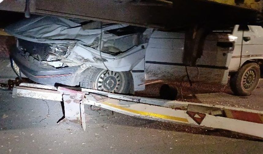 Çorum'da otomobil, park halindeki TIR'a çarptı