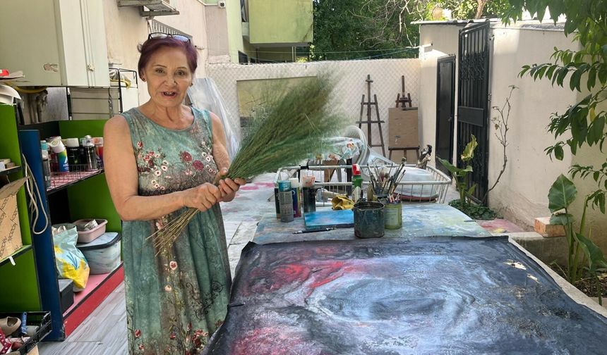 Evinin bahçesini sanat atölyesine dönüştürdü