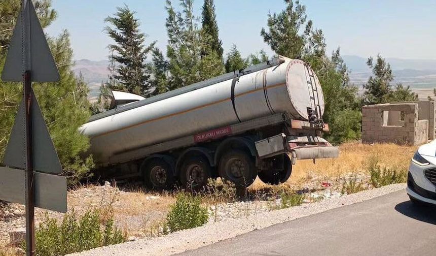 Gaziantep’te şarampole devrilen tankerin şoförü yaralandı
