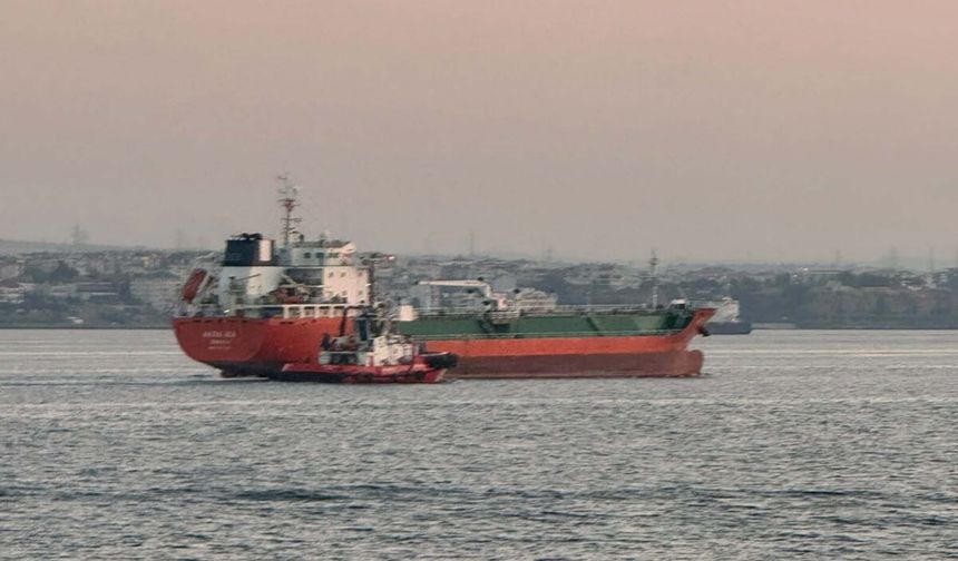 Gelibolu'da bacasında yangın çıkan tanker demirletildi