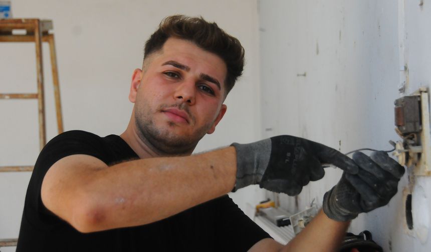 Genç elektrikçi akşam sokak müzisyenliği yapıyor