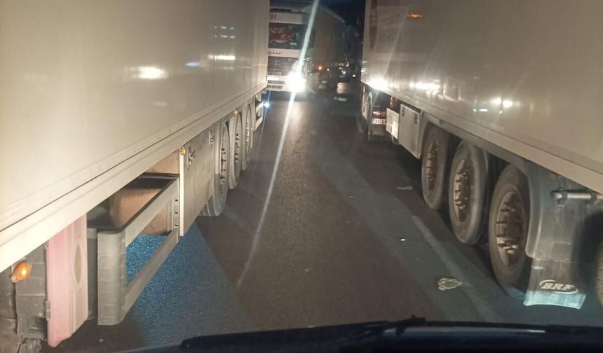 İki TIR arasında sıkışan sürücü hayatını kaybetti
