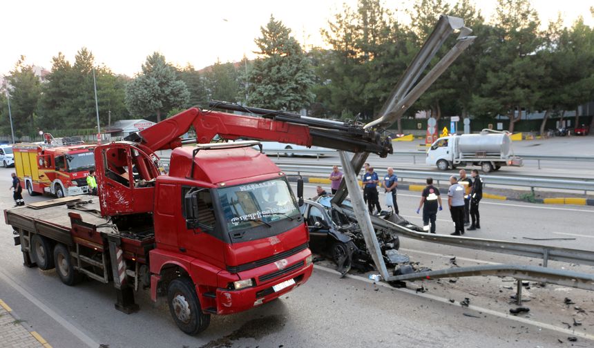 Isparta'da feci kaza: Bariyerlere çarpan araç ikiye bölündü