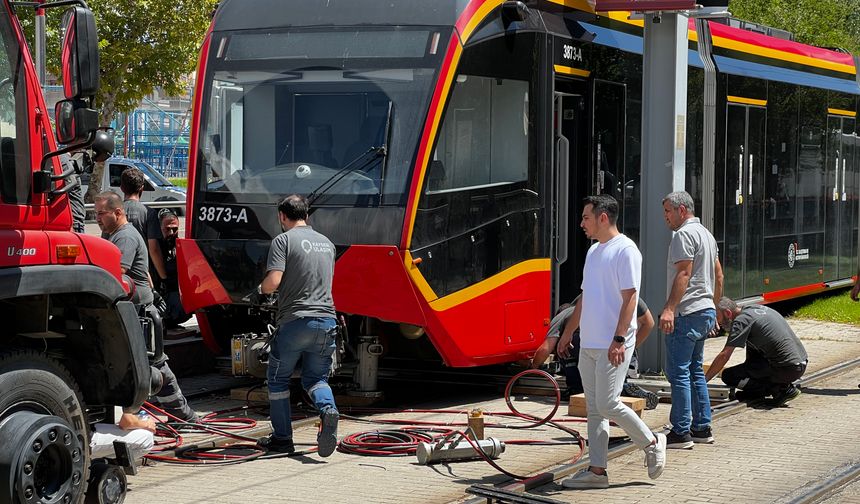 Karşı perona geçmek isterken tramvayın altında kaldı
