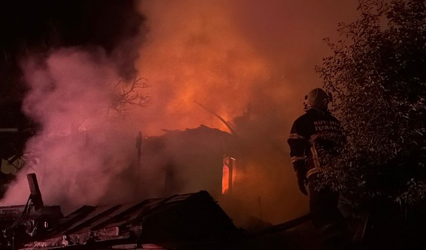 Kütahya'da bahçede çıkan yangın eve sıçradı