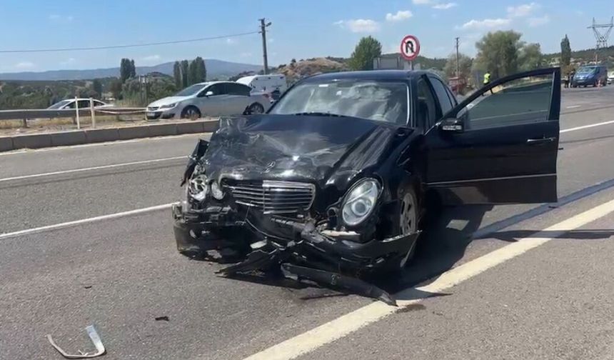 Kütahya'da otomobiller çarpıştı; 1 ölü, 1'i çocuk 4 yaralı