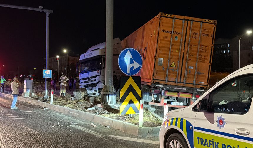 Kütahya'da TIR refüje çıktı: 1 yaralı