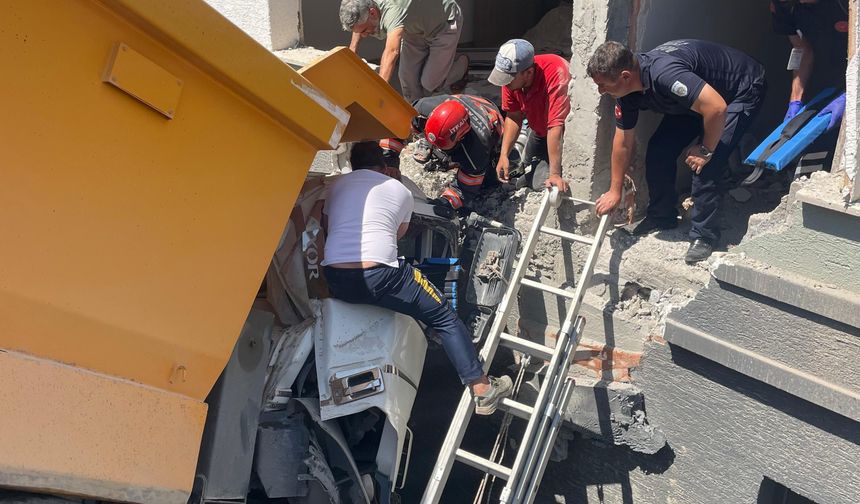 Malatya'da kamyon binanın duvarına çarptı