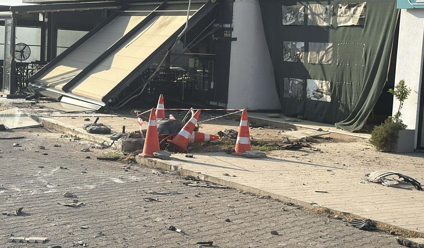 Muğla'da otomobil, börekçiye daldı: 2 yaralı