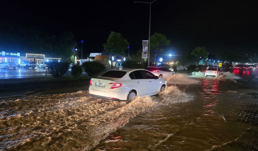Ordu'da sağanak yağış sürücülere zor anlar yaşattı