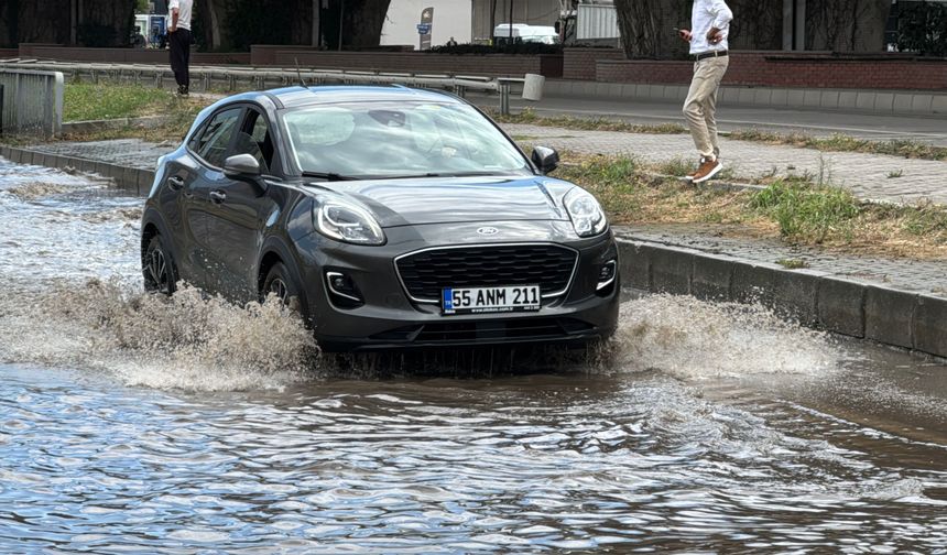 Samsun'da sağanak yağış hayatı felç etti