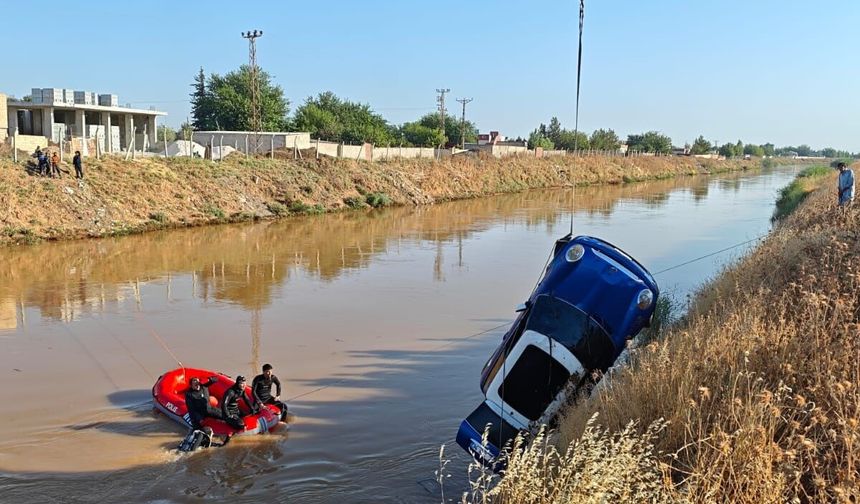 Şanlıurfa'da dereye uçan otomobilin şoförü kayboldu