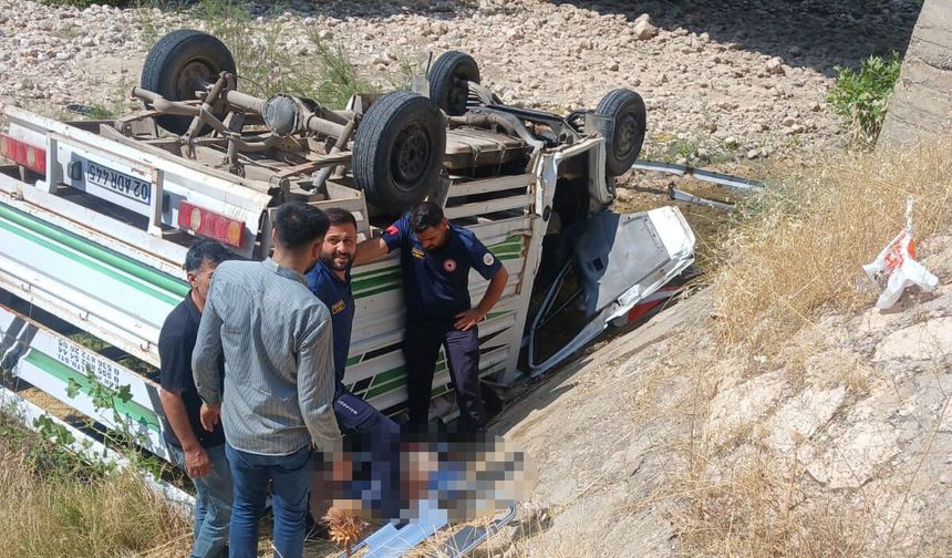 Şarampole yuvarlanan kamyonetin sürücüsü öldü