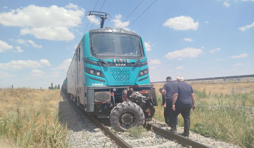 Sivas'ta yük treni traktöre çarptı: 1 yaralı