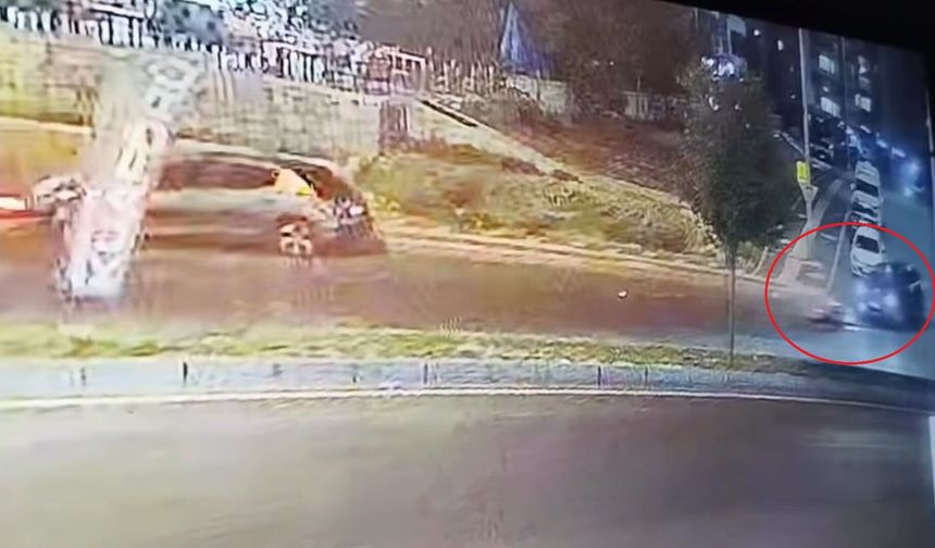 Ters yönde giden motosikletli otomobilin altında kalmaktan son anda kurtuldu