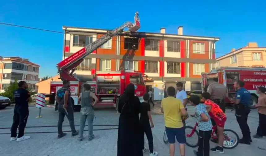 Eskişehir'de İki Katlı Binada Yangın Paniği: 4 Kişi Hastaneye Kaldırıldı