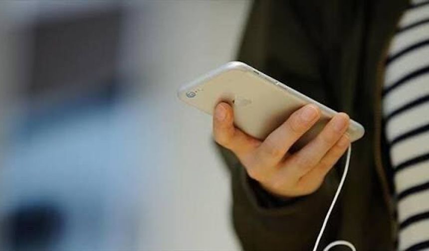 İtalya'da yolda telefon kullanan yayalara para cezası geliyor
